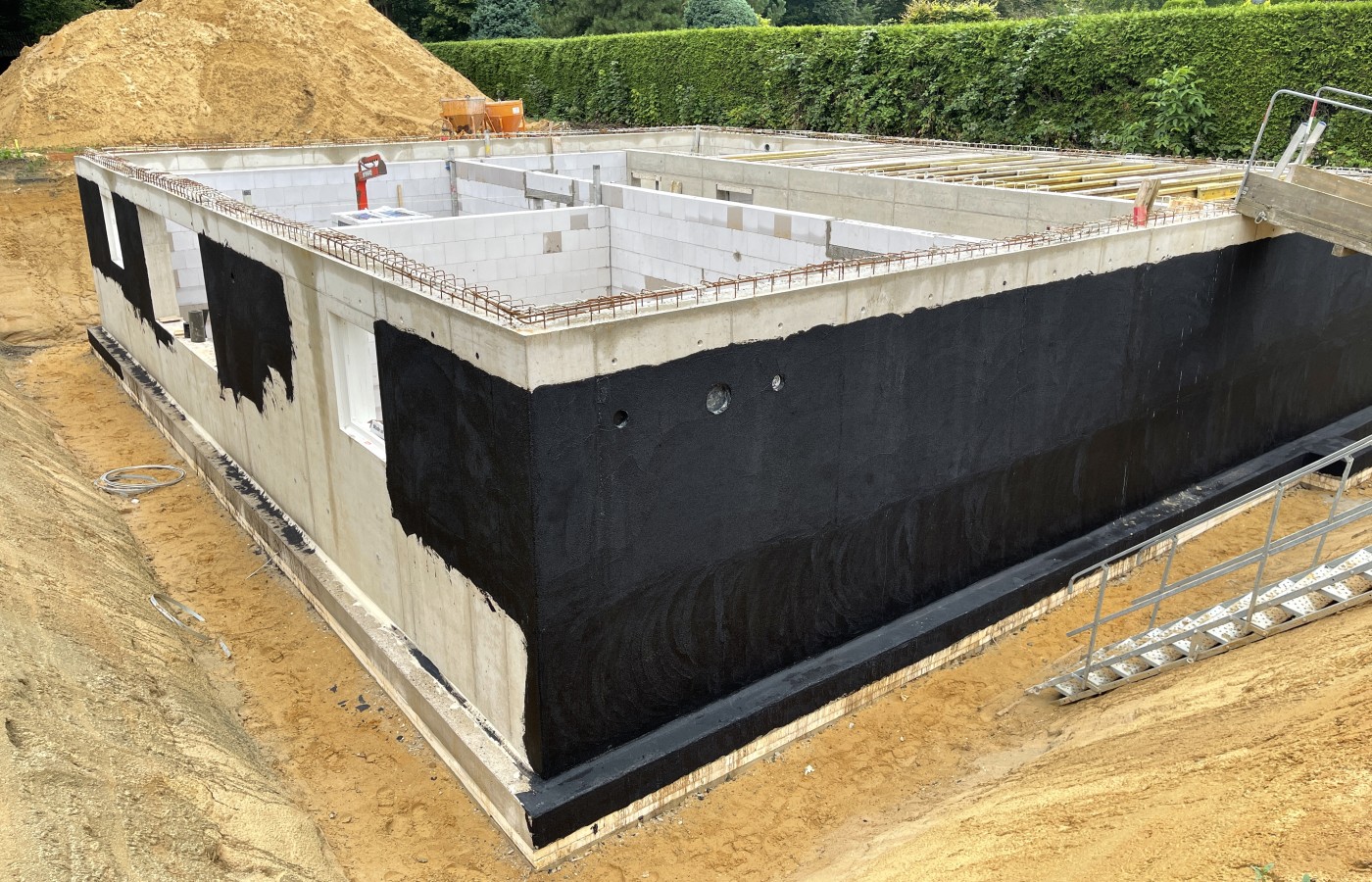 Bitumen-Anstrich für die Kellerwand keller August 2021 – Der Keller entsteht HousePit Keller 03